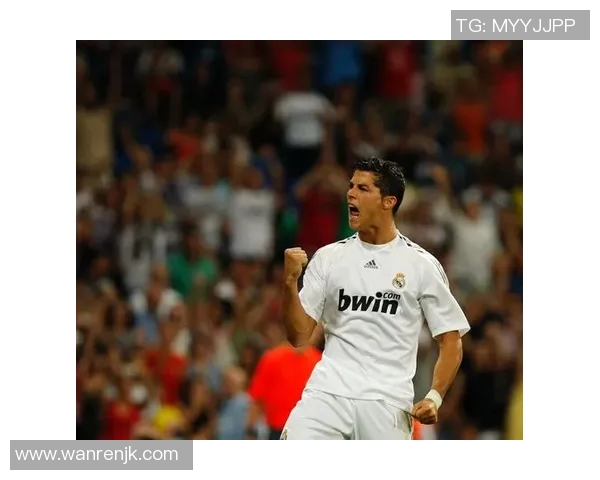 皇马传奇球星C罗立牌足球风采尽显 精彩瞬间重现球场荣耀